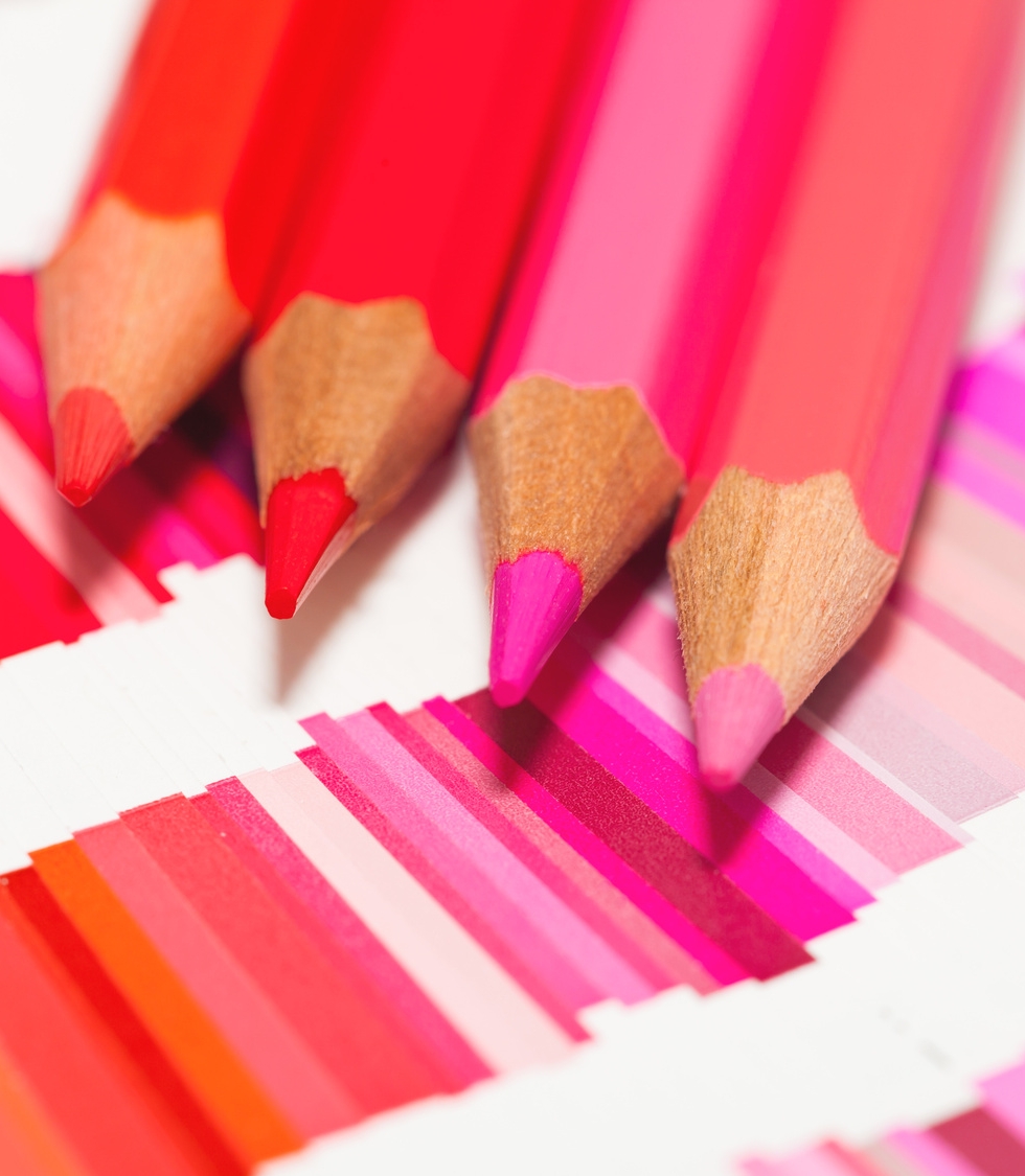 crayons de couleur rose rouge orange sur un nuancier de teintes
